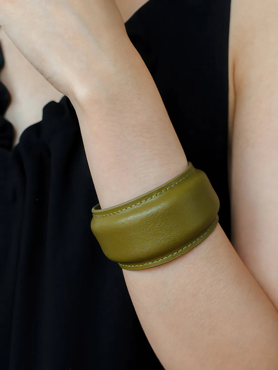 Simple open leather bracelet - L