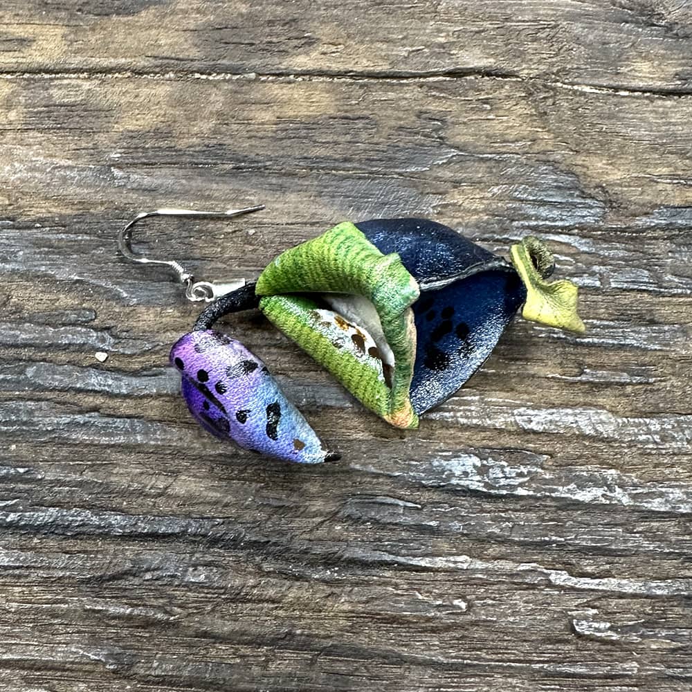 Leather nepenthes earring - blue