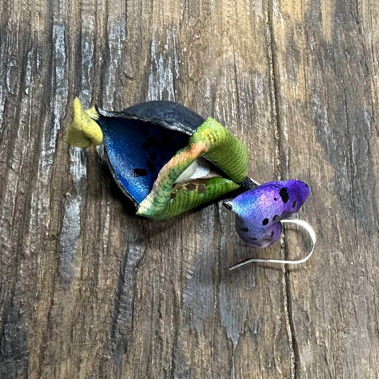 Leather nepenthes earring - blue