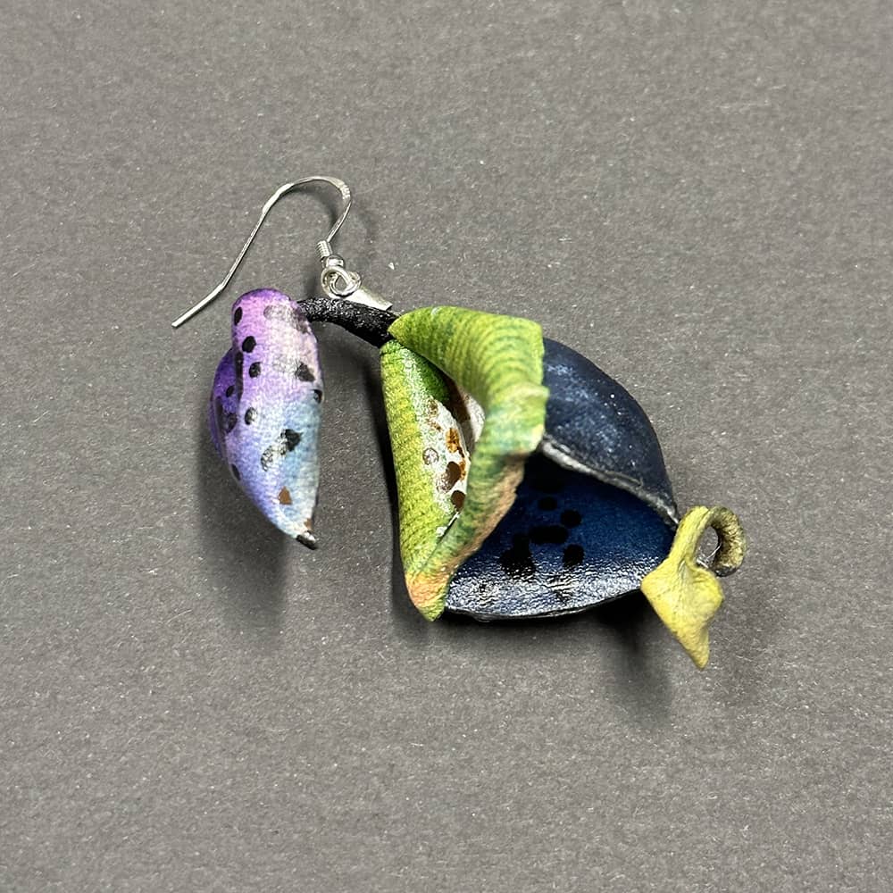 Leather nepenthes earring - blue