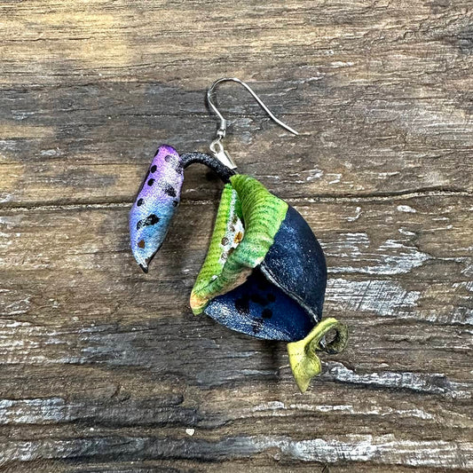 Leather nepenthes earring - blue