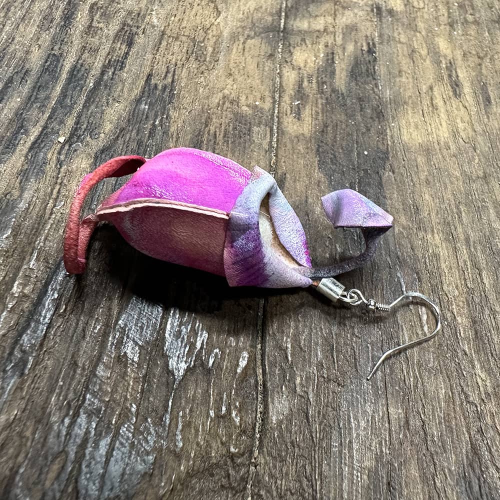 Leather nepenthes earring - pink