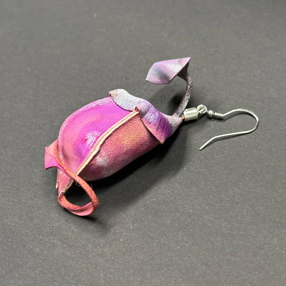 Leather nepenthes earring - pink