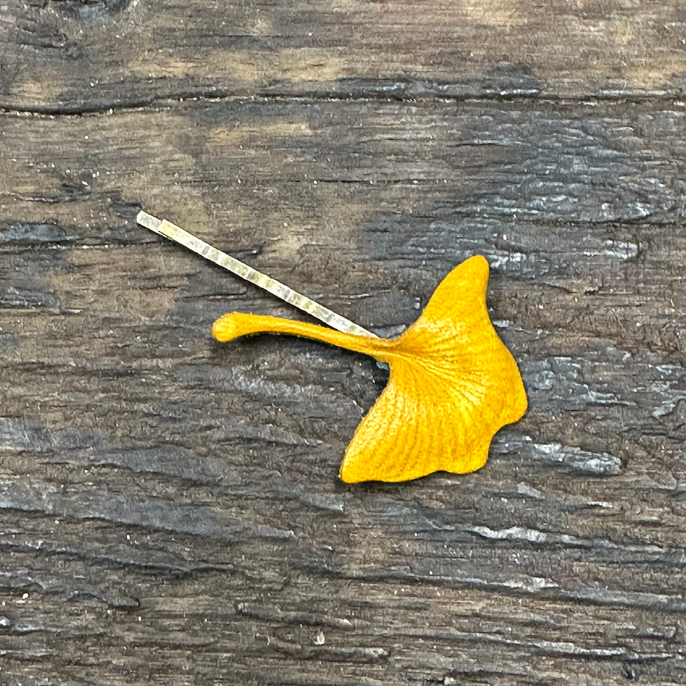 Haarnadel aus Leder mit Ginkgoblatt