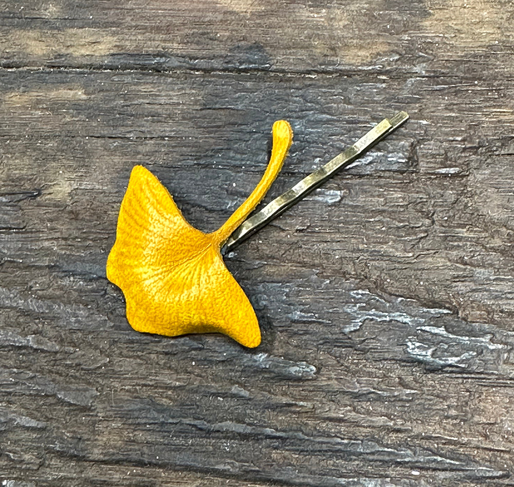 Haarnadel aus Leder mit Ginkgoblatt